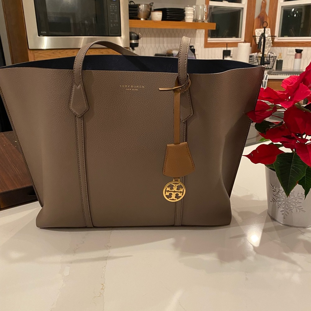 ❄️ Snow Day Sale! ❄️ Tory Burch Perry Triple Compartment Leather Tote